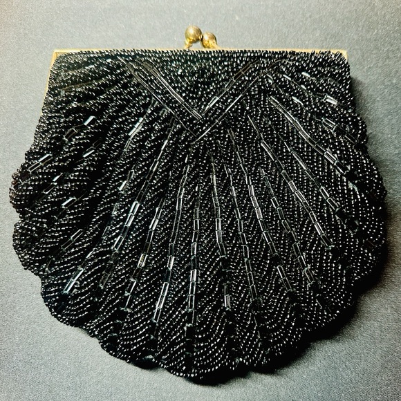 Handbags - VTG Blk Beaded Clamshell Clutch Evening Bag Gold Metal Chain Scalloped Art Deco